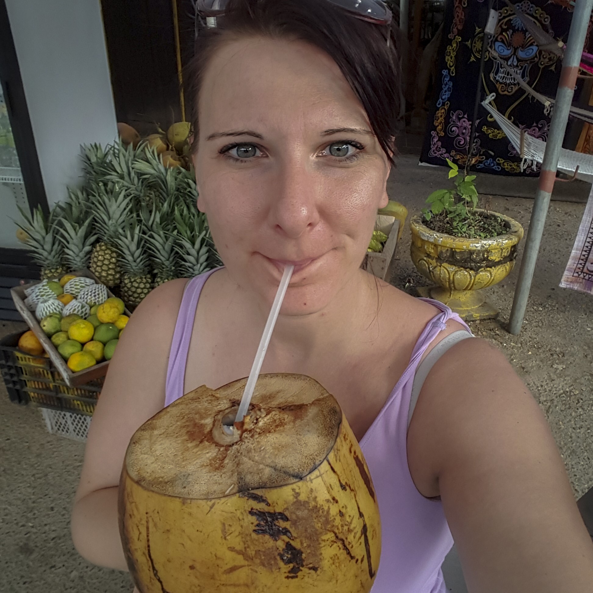 ines-urlaub-trinkt-aus-kokosnuss ines-urlaub-trinkt-aus-kokosnuss